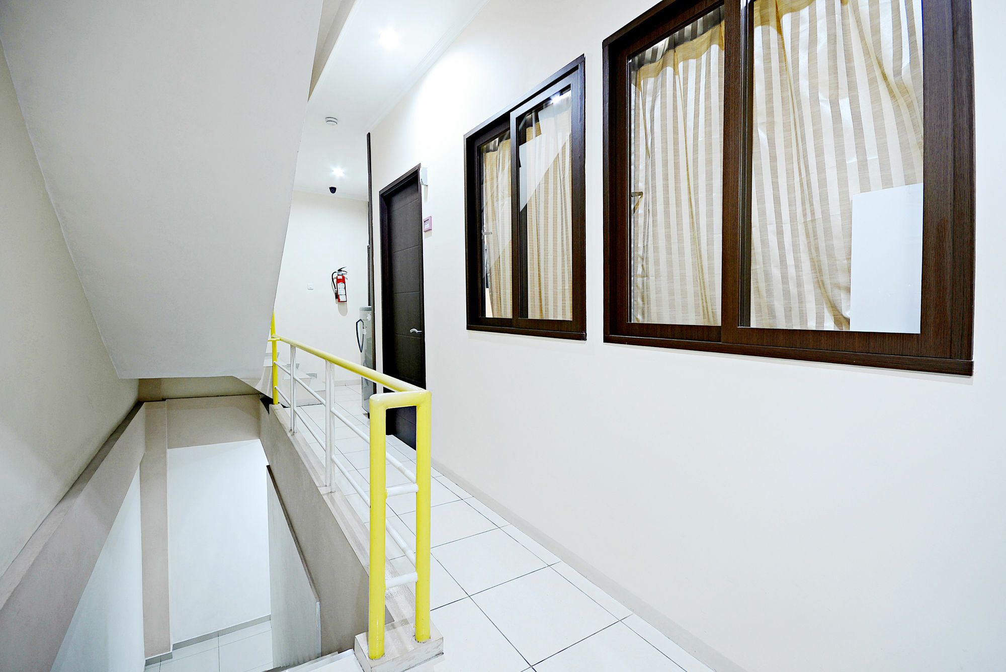Zen Rooms Cideng Barat Джакарта Экстерьер фото