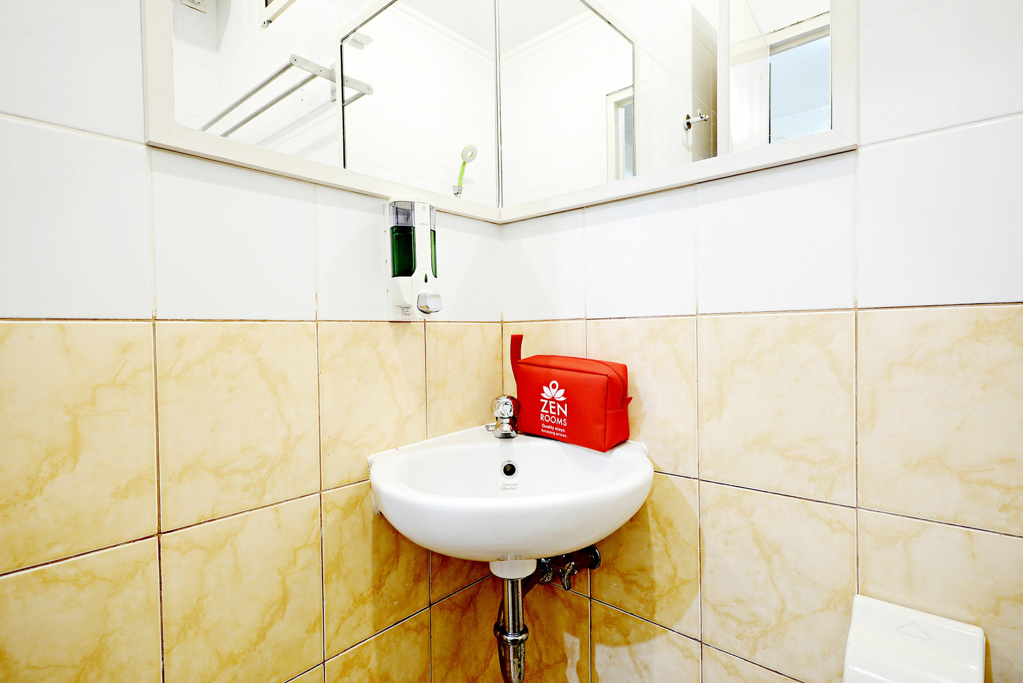 Zen Rooms Cideng Barat Джакарта Экстерьер фото