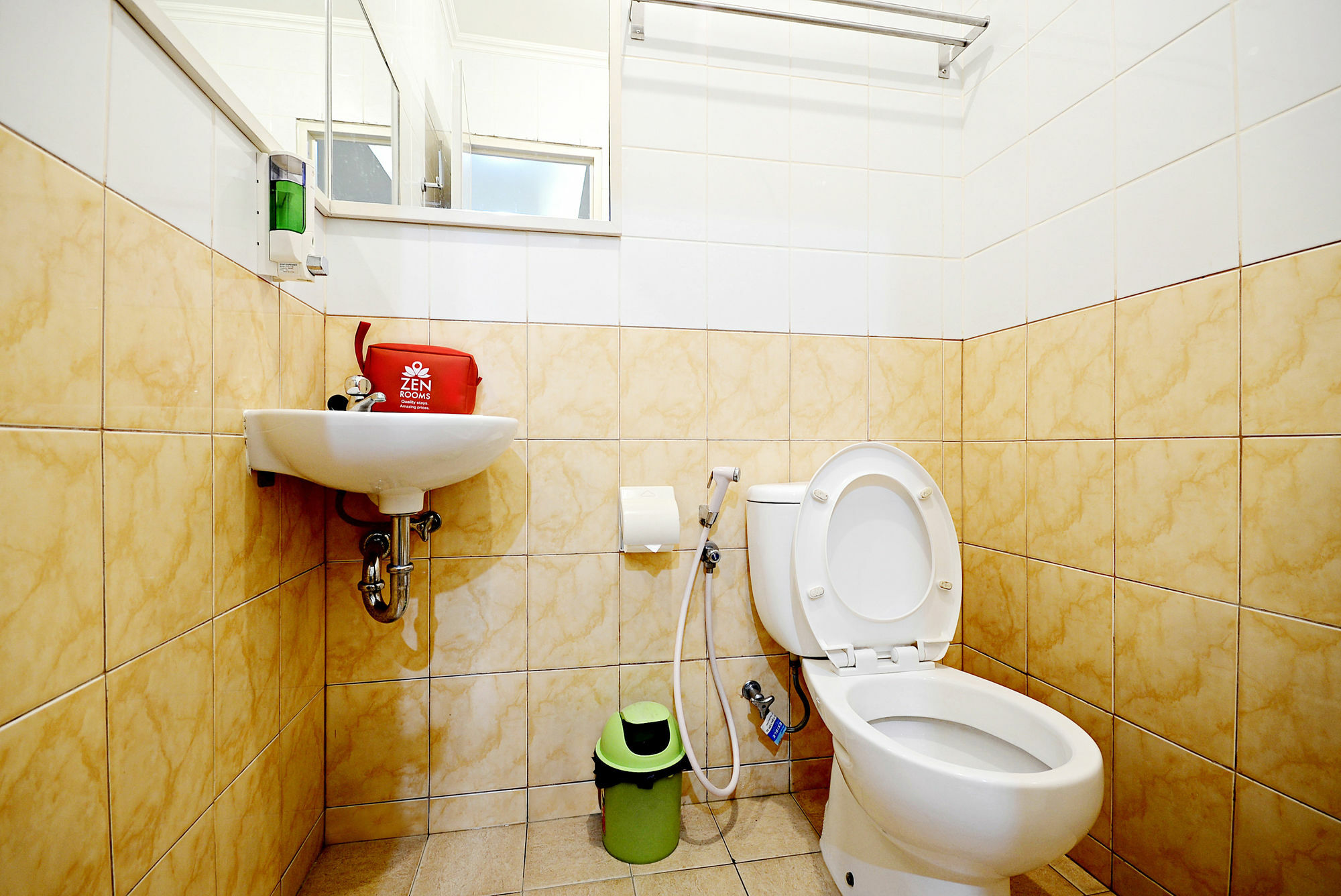 Zen Rooms Cideng Barat Джакарта Экстерьер фото