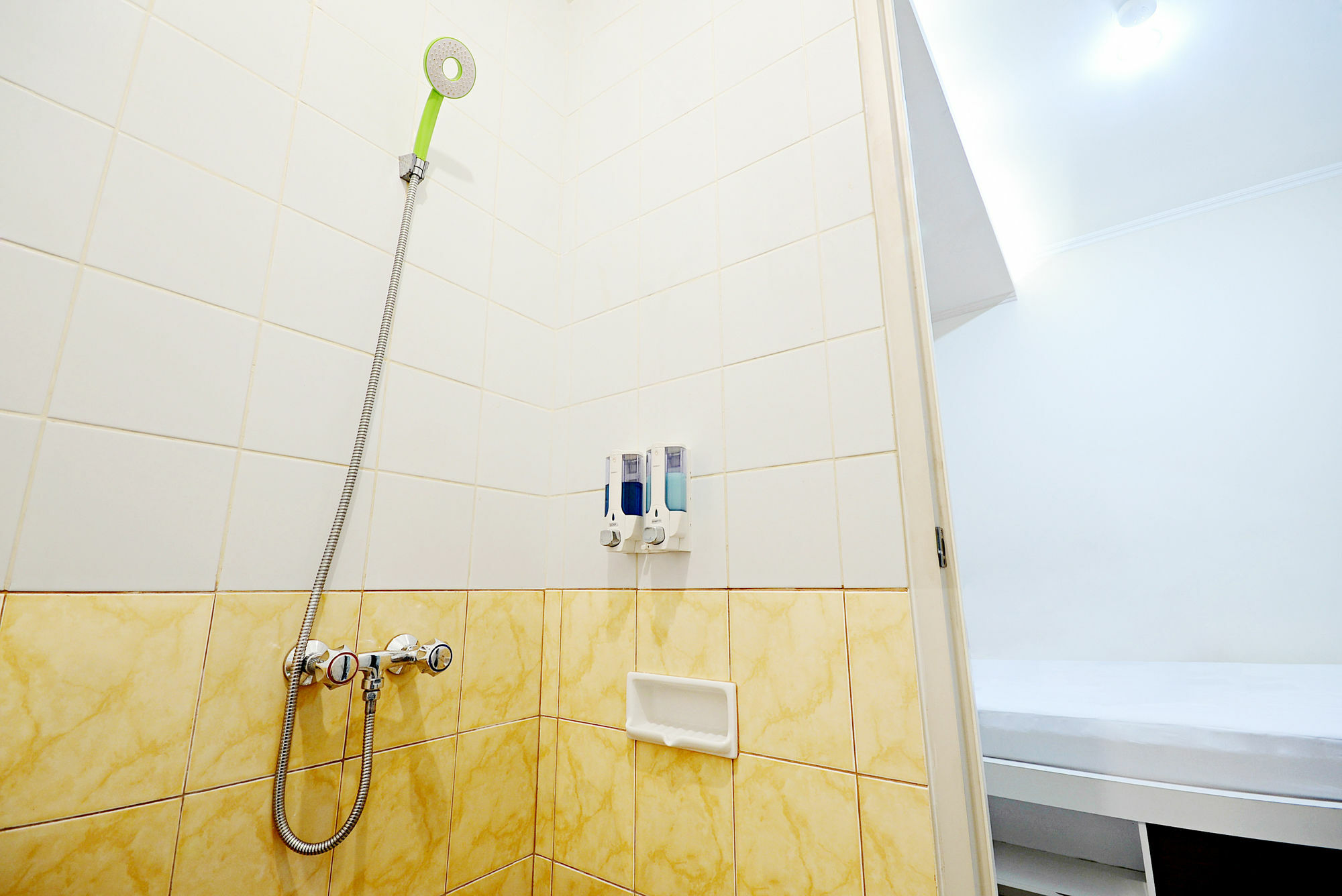 Zen Rooms Cideng Barat Джакарта Экстерьер фото